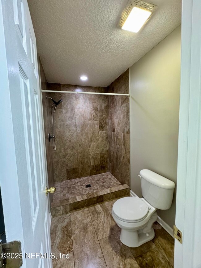Building Photo - 450 Sherwood Oaks Dr