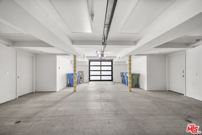 Building Photo - 141 Hollister Ave