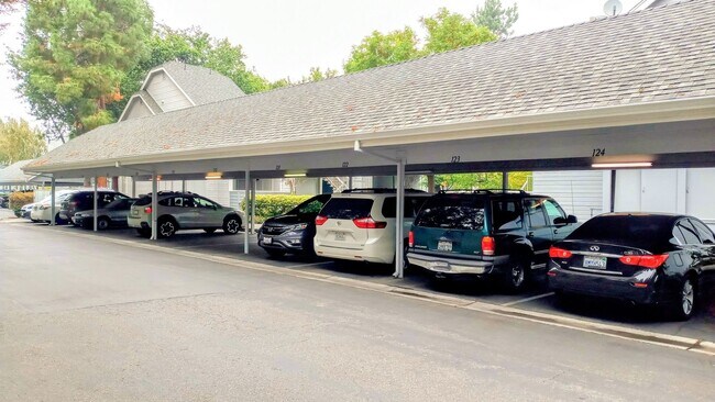 Building Photo - Great Second Floor 2bd Condo With Pool in Gated Complex