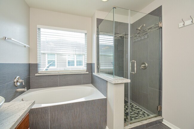 Building Photo - 16021 Summerville Lake Dr