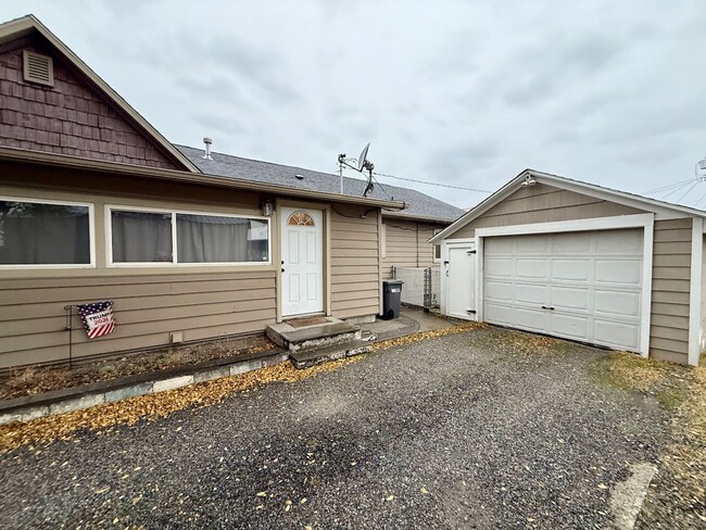 Building Photo - Updated 3 Bed 2 Bath Spokane Valley Home +...