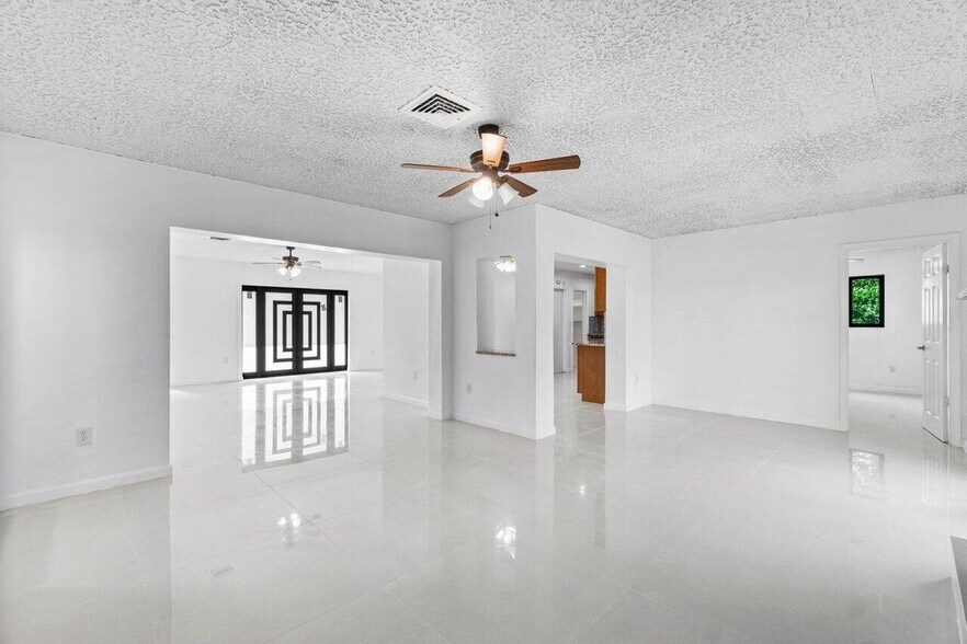 Building Photo - 899 NW 7th Dr