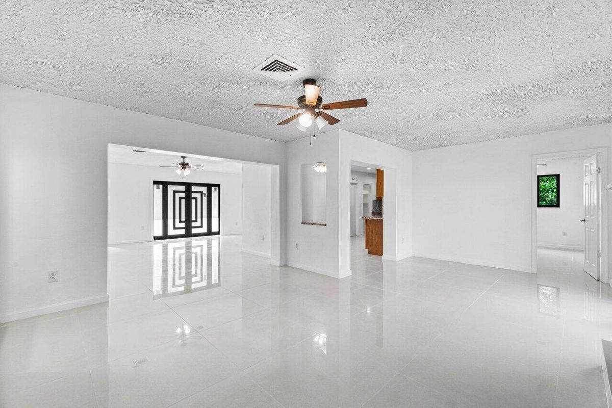 Building Photo - 899 NW 7th Dr