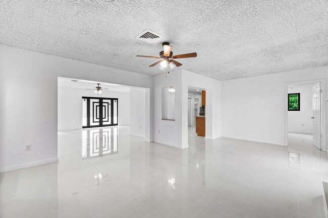 Building Photo - 899 NW 7th Dr