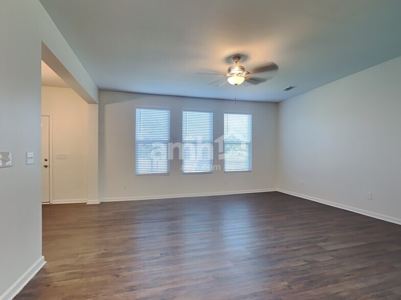 Building Photo - 347 Southwilde Way