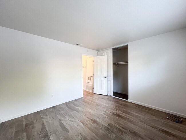 Building Photo - Upgraded 2 Bedroom Condo!!