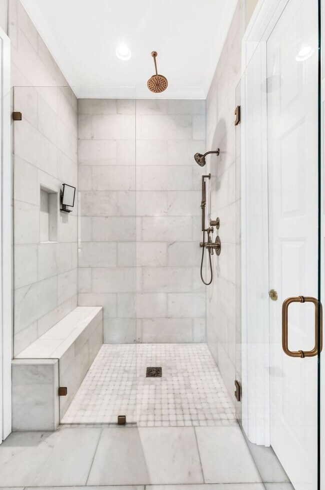 Building Photo - Franklin Gem Walking Distance to Downtown!