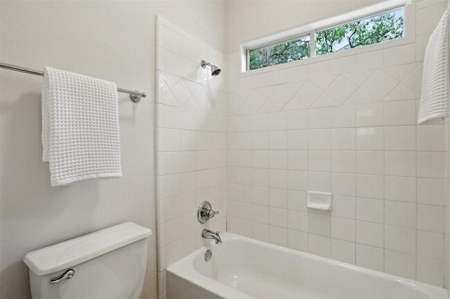 Building Photo - Red Oaks Subdivision / 5 bedrooms, 4 bathr...