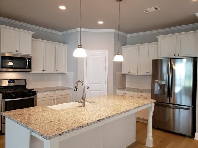 Building Photo - 5192 Parkwood Dr