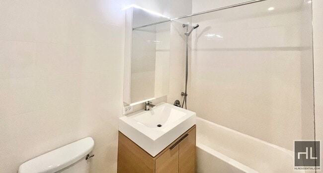 Building Photo - Fidi Luxury Apartment with Rooftop Pool!! ...