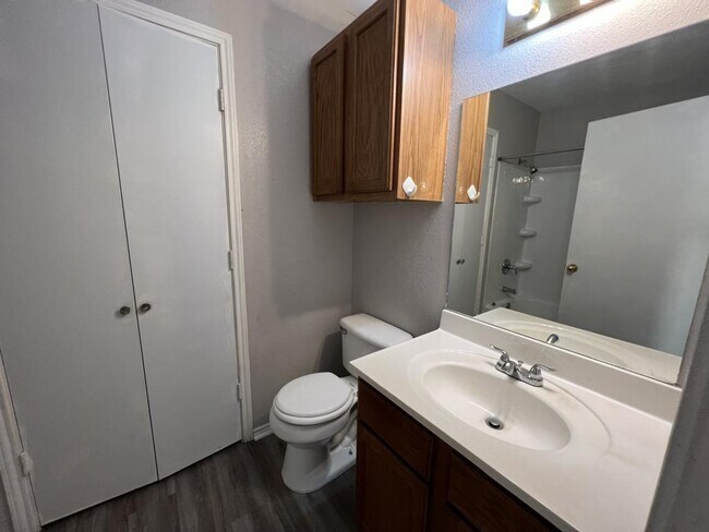 Building Photo - 5908 Greengate Dr