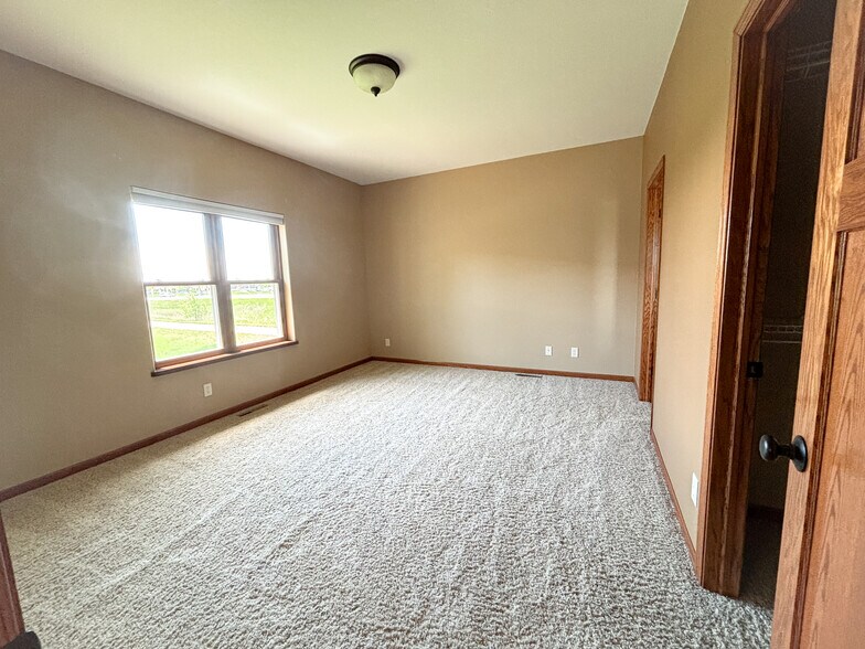 Building Photo - 958 Parkland Dr