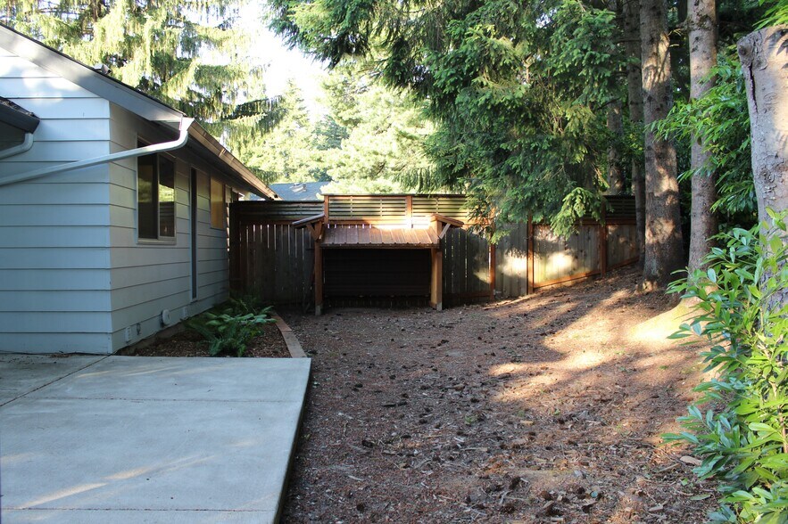 Building Photo - 9042 SW Monterey Pl