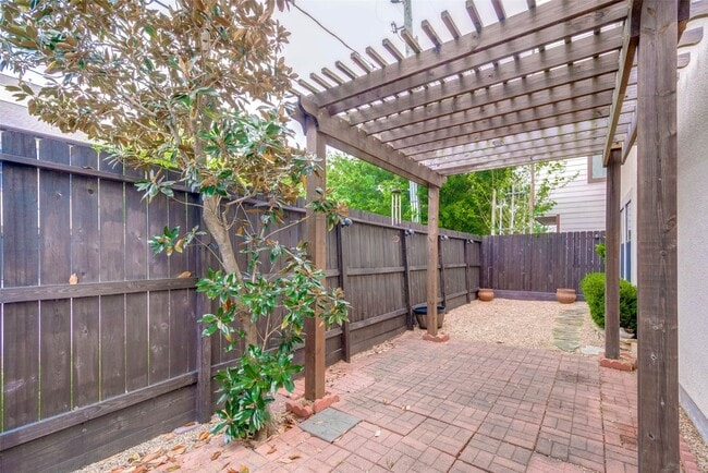 Building Photo - 1708 Utah St