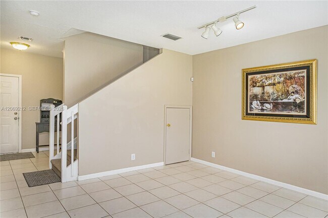 Building Photo - 1647 Hawthorne Pl