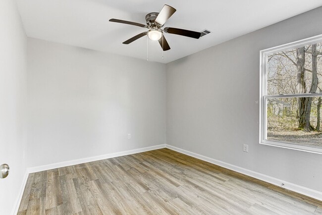 Building Photo - 2927 Beechmont St