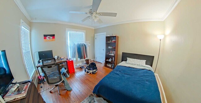 Building Photo - Large House with 2 Kitchens & 2 Living Rooms + Off-Street Parking! Available August 1st!