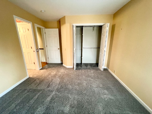 Building Photo - Spacious 4-Bed Retreat with Guest Suite & Fireplace