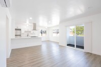Building Photo - Newly Remodeled 2 bed / 2 bath in West Hol...
