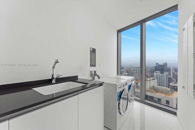 Building Photo - 300 Biscayne Blvd Way