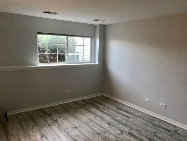 Building Photo - Waterfront, River Mill Crossings Townhome ...