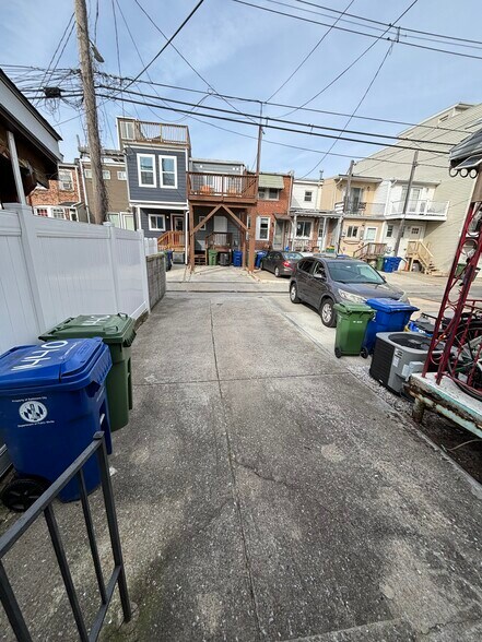 Building Photo - 1440 Andre St
