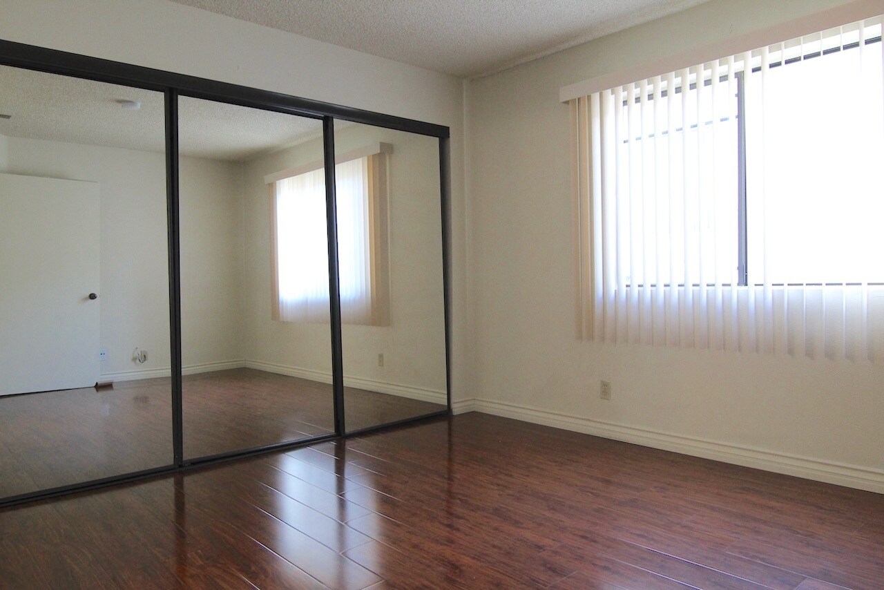 Building Photo - 4267 Beverly Glen Blvd