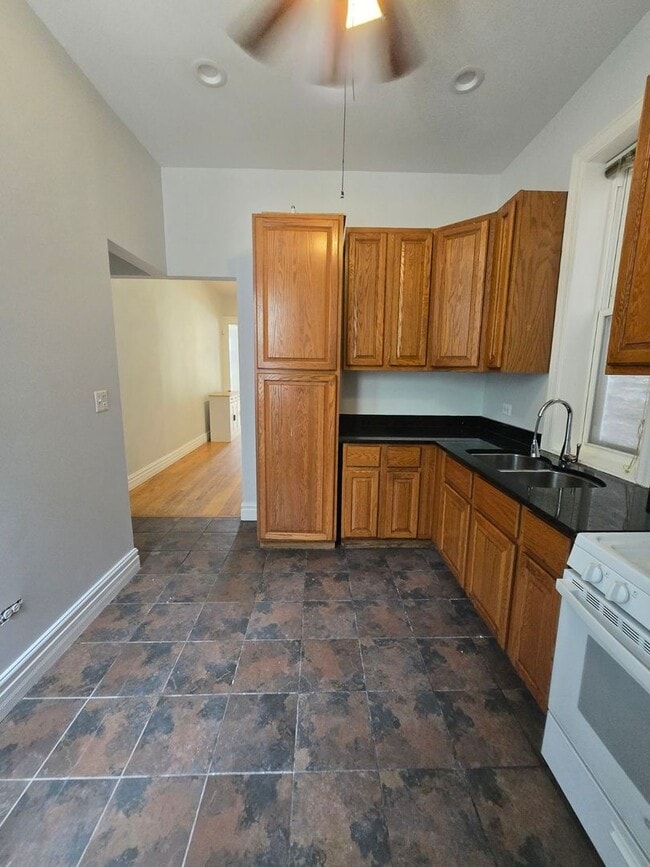 Building Photo - 4104 S Lake Park Ave