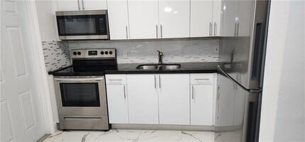 Building Photo - $2,350MONTHLY;900 SW 11TH ST #3 HALLENDALE...