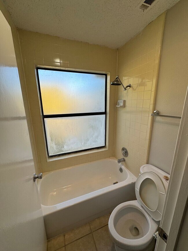 Building Photo - NICE 3 BEDROOM HOME WALKING DISTANCE TO THE NORTHERN HILLS GOLF COURSE!  FIREPLACE IN LIVING*STOV...