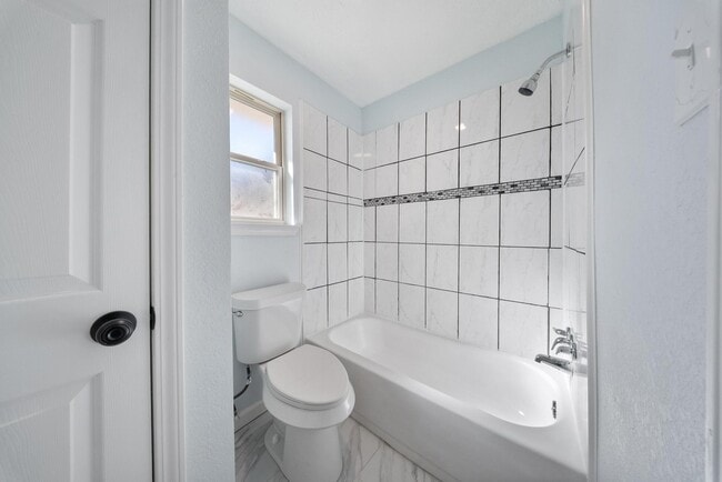 Building Photo - 1426 Twining Oaks Ln