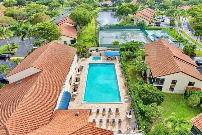 Building Photo - 10851 Palm Lake Ave