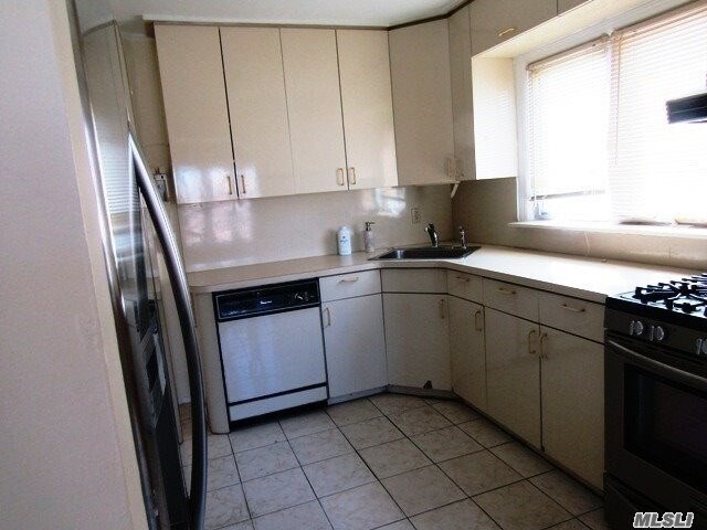 Building Photo - 28 Dyckman Ave