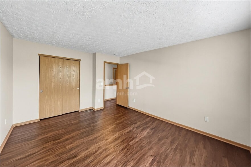 Building Photo - 6306 Pompano St