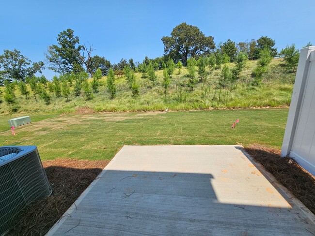 Building Photo - Like New End-Unit townhome in Monroe