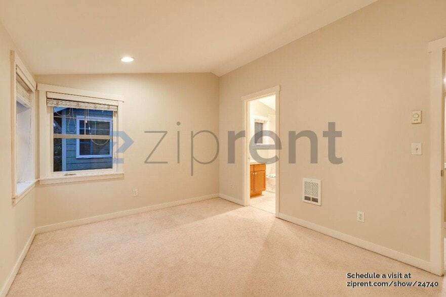 Building Photo - 9506 Interlake Ave N