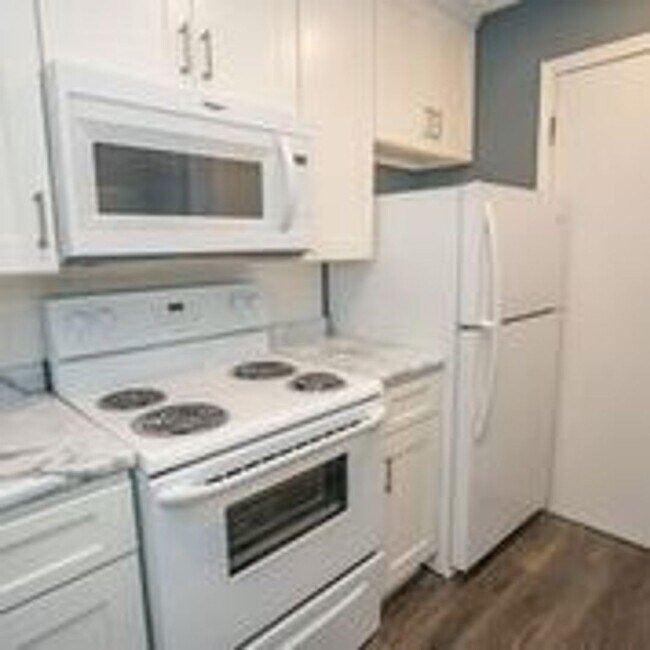 Building Photo - 1 Bed/ 1 Bath Renovated Apartment in Brook Park Ohio