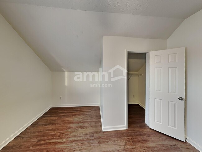 Building Photo - 432 Creekside Ln