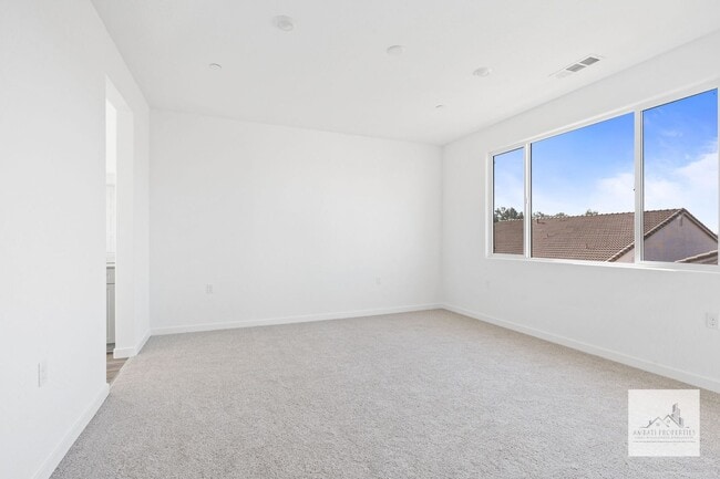 Building Photo - Newer 4 Bedroom 3 Bath Home with SOLAR! Cl...