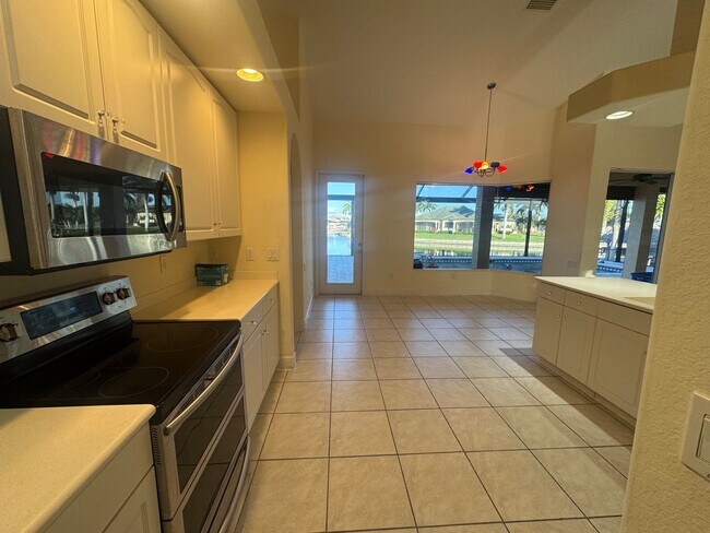 Building Photo - 401 SW 33rd Ave