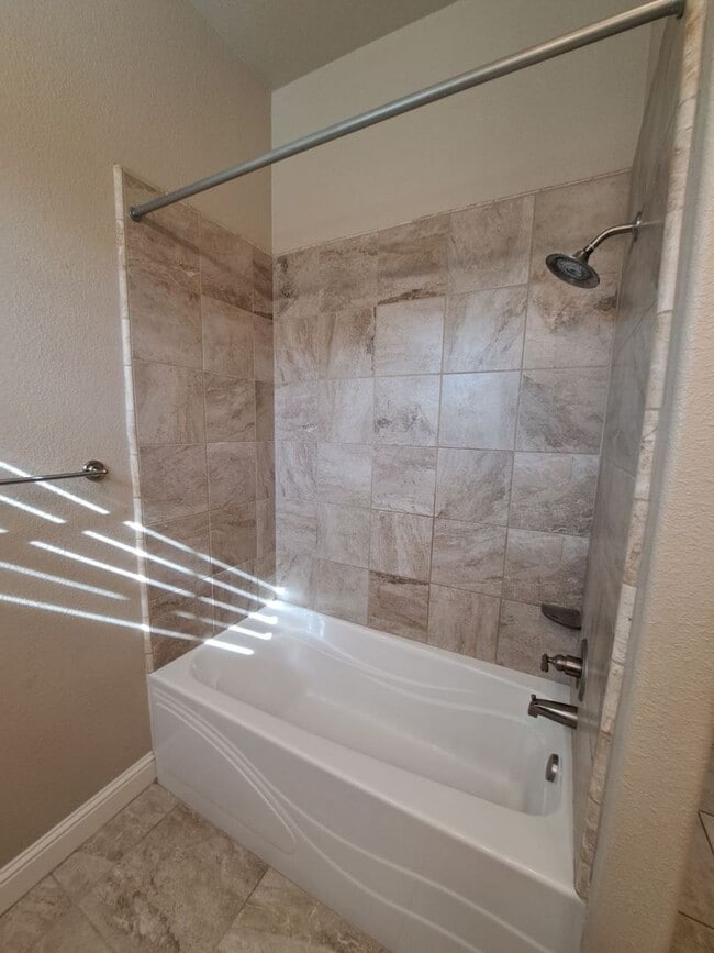 Building Photo - Beautiful 4 Bedroom Home In Clovis!