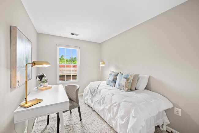 Building Photo - Luxurious 2 Bed 1 Bath Condo With Balcony ...