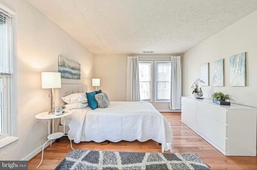 Master bedroom has carpet - 12001 Ridge Knoll Dr