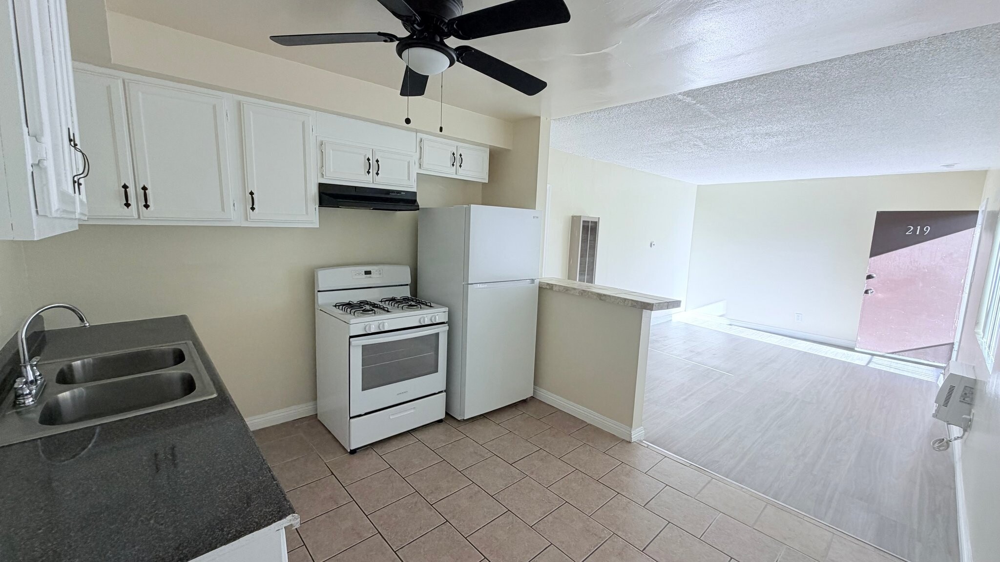 Building Photo - 810 W Duarte Rd