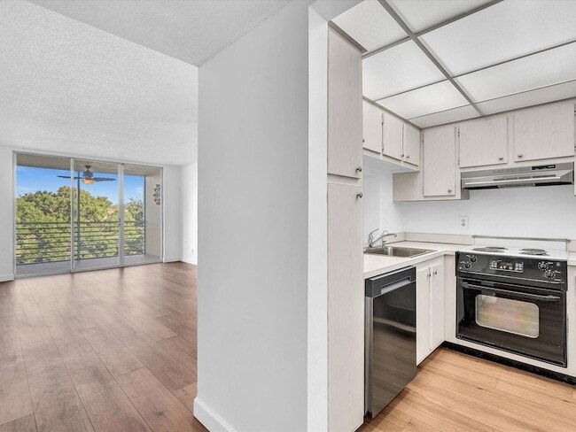 Building Photo - 9470 Poinciana Pl