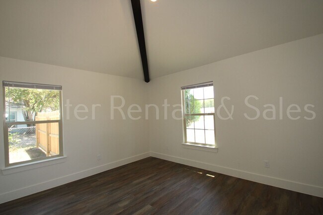 Building Photo - 1811 Elkins Ave
