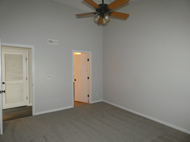 Building Photo - Beautiful Condo!