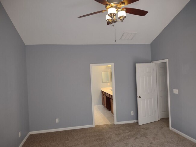 Building Photo - Beautiful move-in ready home located in th...