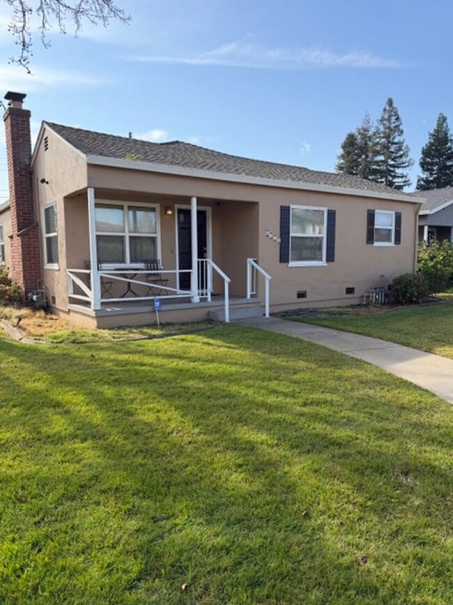 Building Photo - Charming 3-Bedroom Home on a Corner Lot