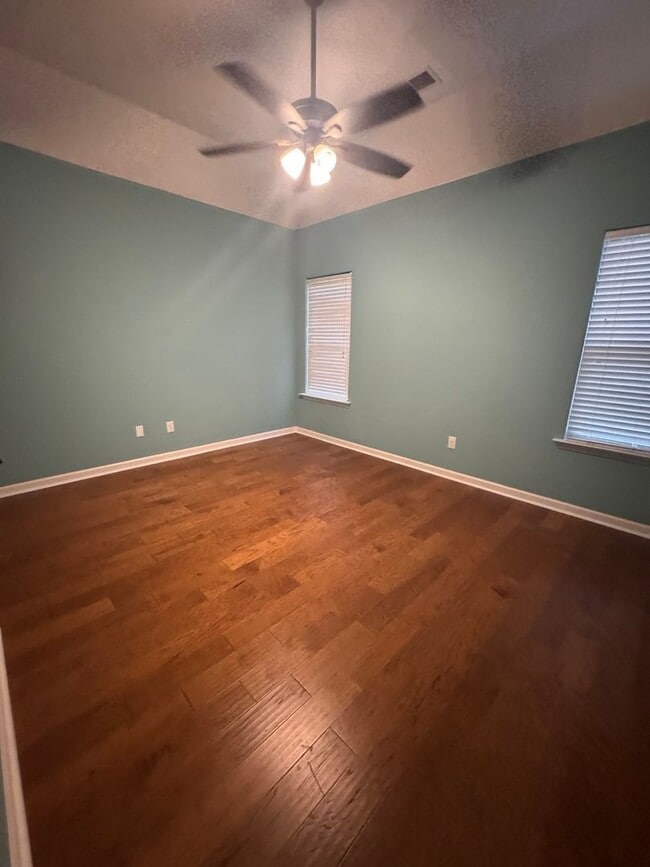 Building Photo - Beautiful 3 Bedroom, 2 Bath Home with 2-Car Garage!